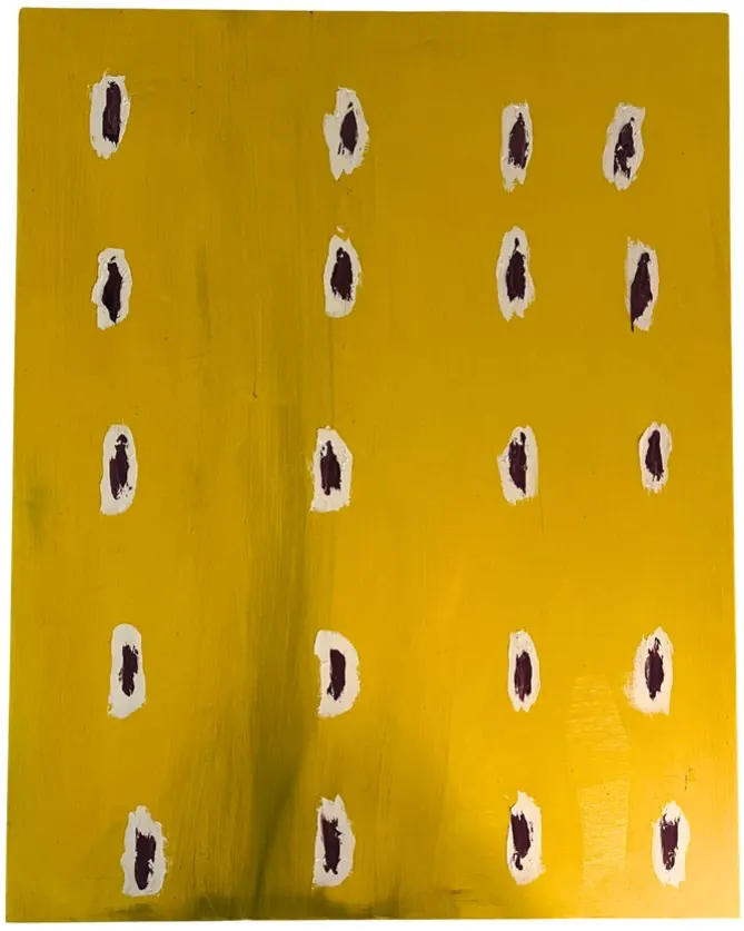 Le Mur N1 (2024), huile sur toile de Léo Pansard, 93 × 72 cm — rangées de taches sombres sur fond jaune