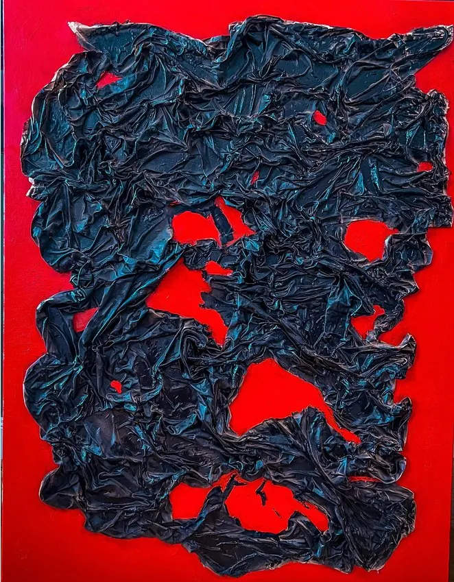 Lilith (2022), huile sur toile et tissu carbonisé de Léo Pansard, 116 × 89 cm — tissu carbonisé noir et froissé sur fond rouge