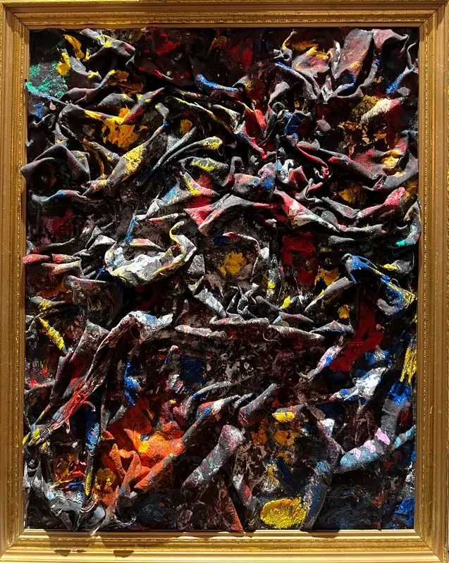 Sans titre (2017), huile sur toile de Léo Pansard — matière froissée sombre et colorée dans un cadre doré