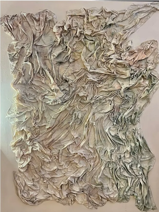 Sans titre (2019), huile sur toile de Léo Pansard, 113 × 89 cm — tissu froissé blanc et gris en relief