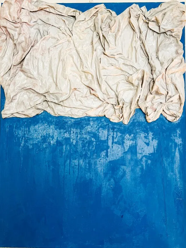 Sans titre (2020), huile sur toile de Léo Pansard — drapé blanc au-dessus d'un fond bleu