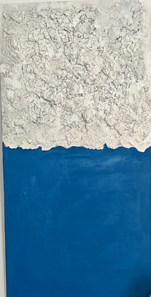 Sans titre (2020), huile sur toile de Léo Pansard — matière blanche froissée au-dessus d'un champ bleu