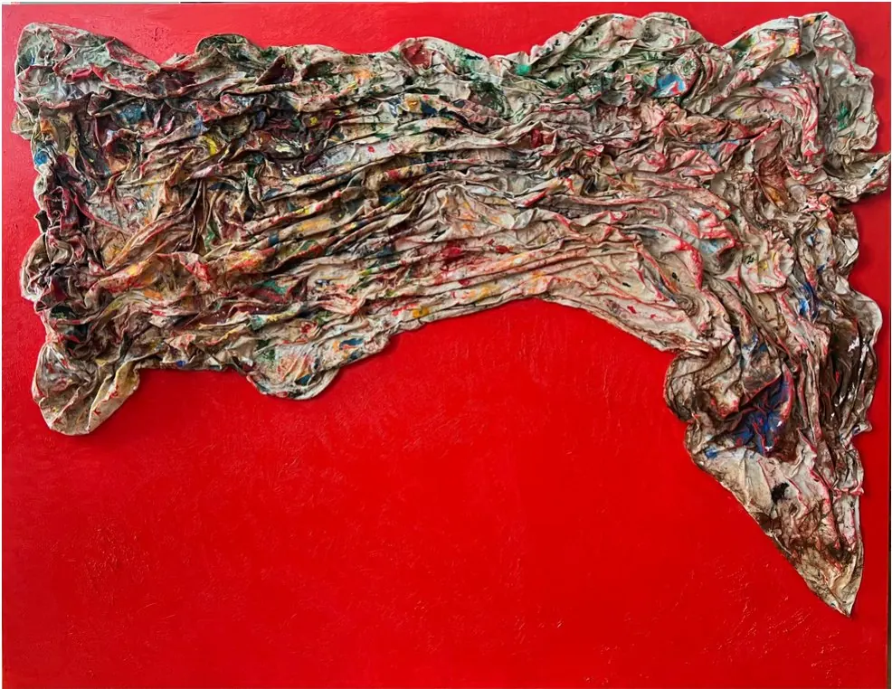 Sans titre (2022), huile sur toile et tissu carbonisé de Léo Pansard, 120 × 150 cm — tissu froissé en relief sur fond rouge